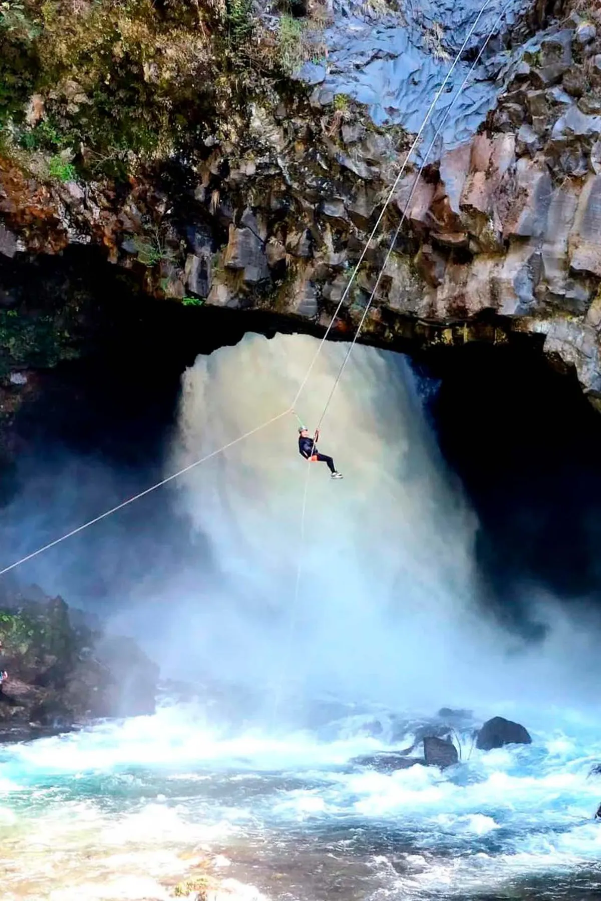 Rappel en cascada Salto Los Mellizos – Aventura en Pucón - 1