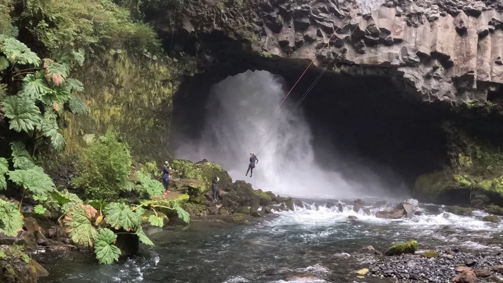 Rappel en cascada Salto Los Mellizos – Aventura en Pucón